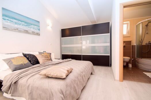 Doppelbett-Schlafzimmer mit eigenem Badezimmer