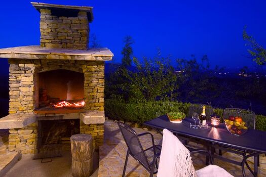 Traditioneller Grill und zweiter Essbereich im Freien