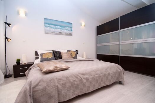 Doppelbett-Schlafzimmer mit eigenem Badezimmer