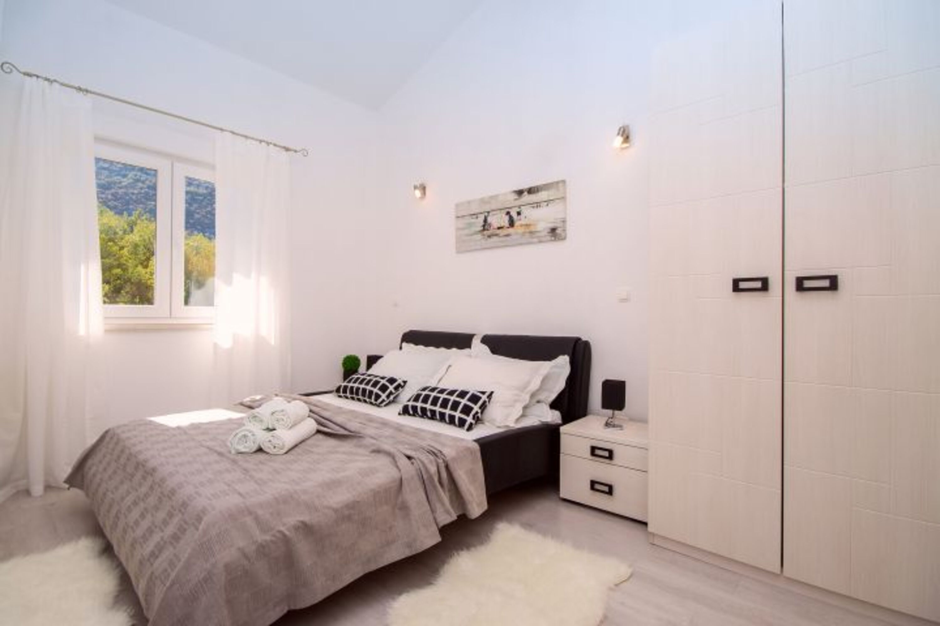 Doppelbett-Schlafzimmer mit eigenem Badezimmer
