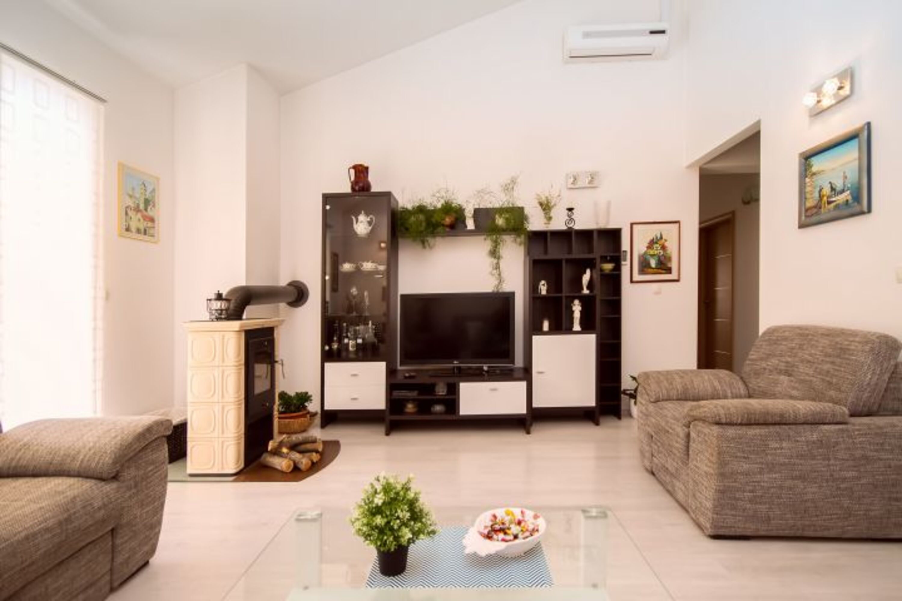 Gemütliches Wohnzimmer mit TV, PS4, Klimaanlage, Ausgang zum Poolbereich
