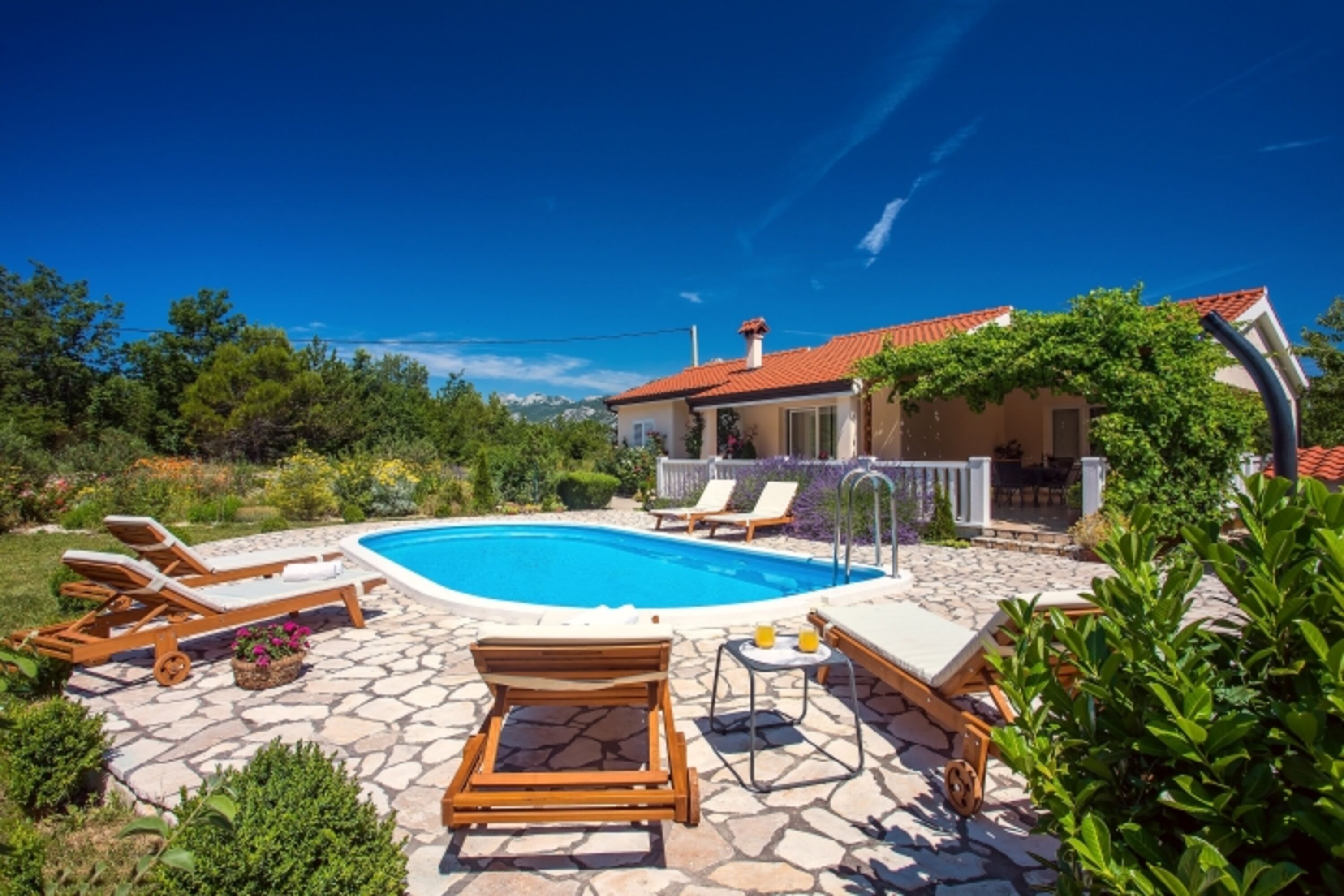 Moderne Villa im Erdgeschoss mit privatem Pool 