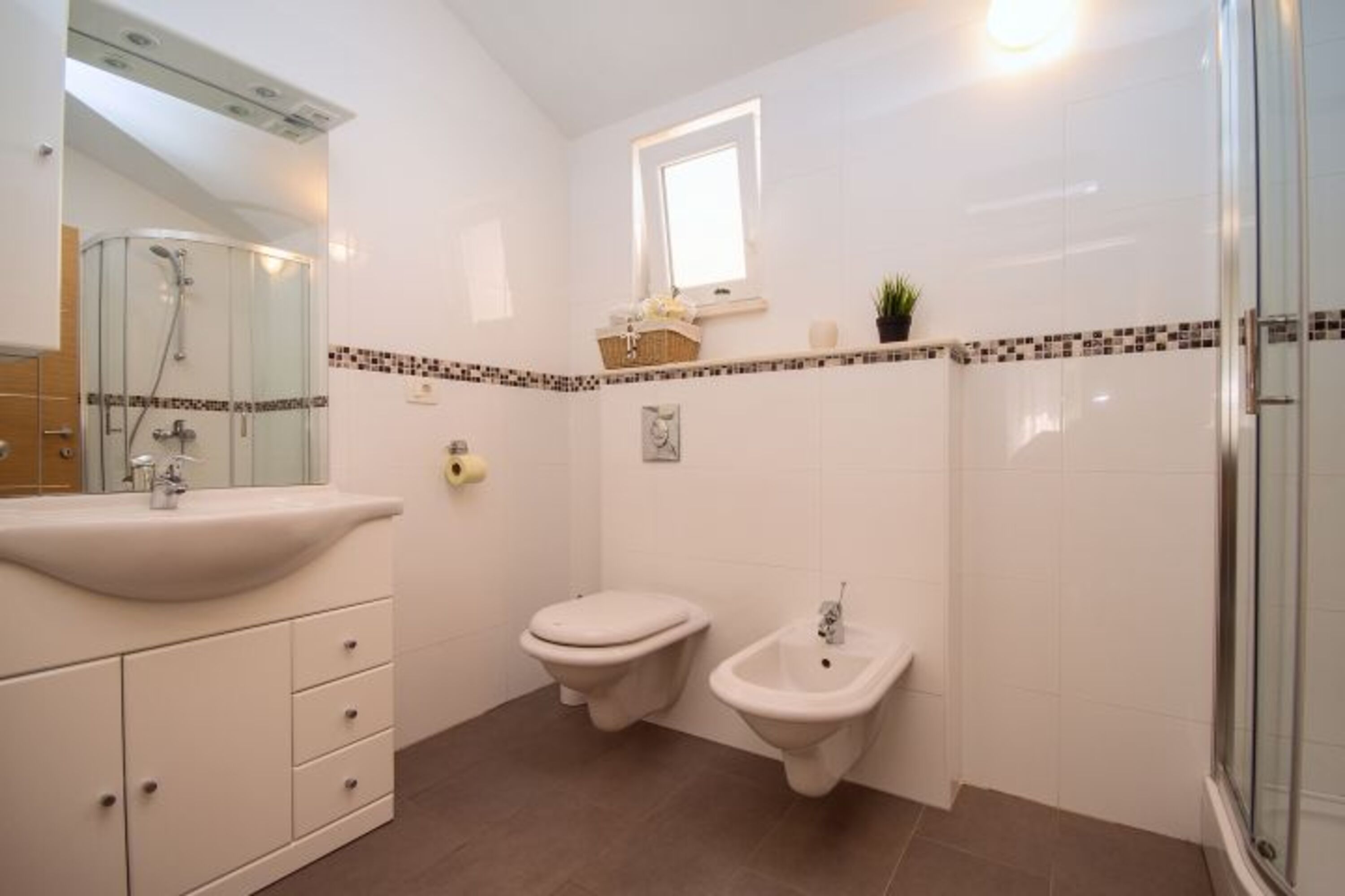 Familienbad mit Dusche, WC und Bidet