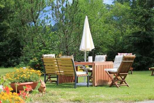 gemütliche Sitzgelegenheit im Garten