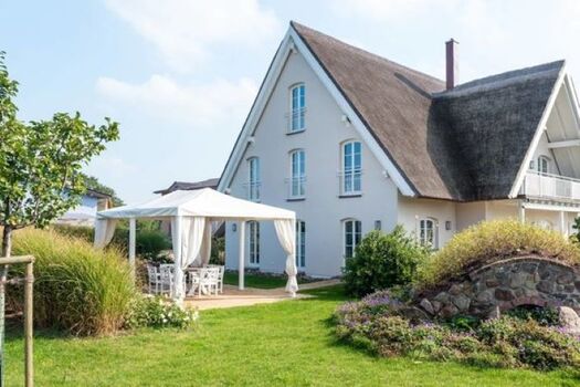 App. 2 - Terrasse mit Pavillon