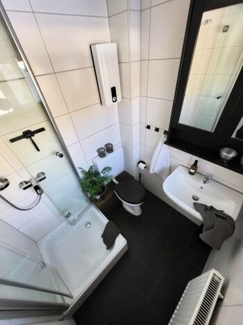 Modernes Bad mit Fenster