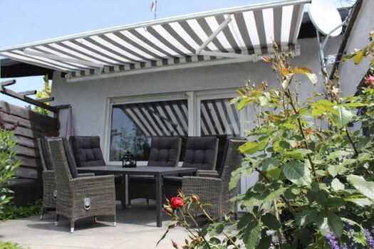 Ihr Platz an der Sonne mit hochwertigen Rattan-Sesseln und Weber-Grill 