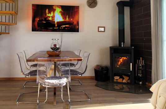 Der massive Baumkantentisch bietet Platz für 5 Personen