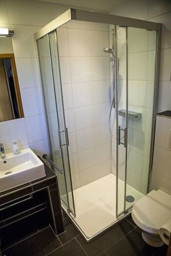 Duschbad im Erdgeschoss mit ebenerdiger Dusche