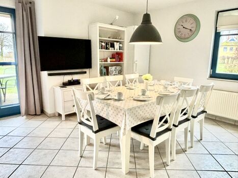 Essbereich  mit großem drehbaren SMART-TV