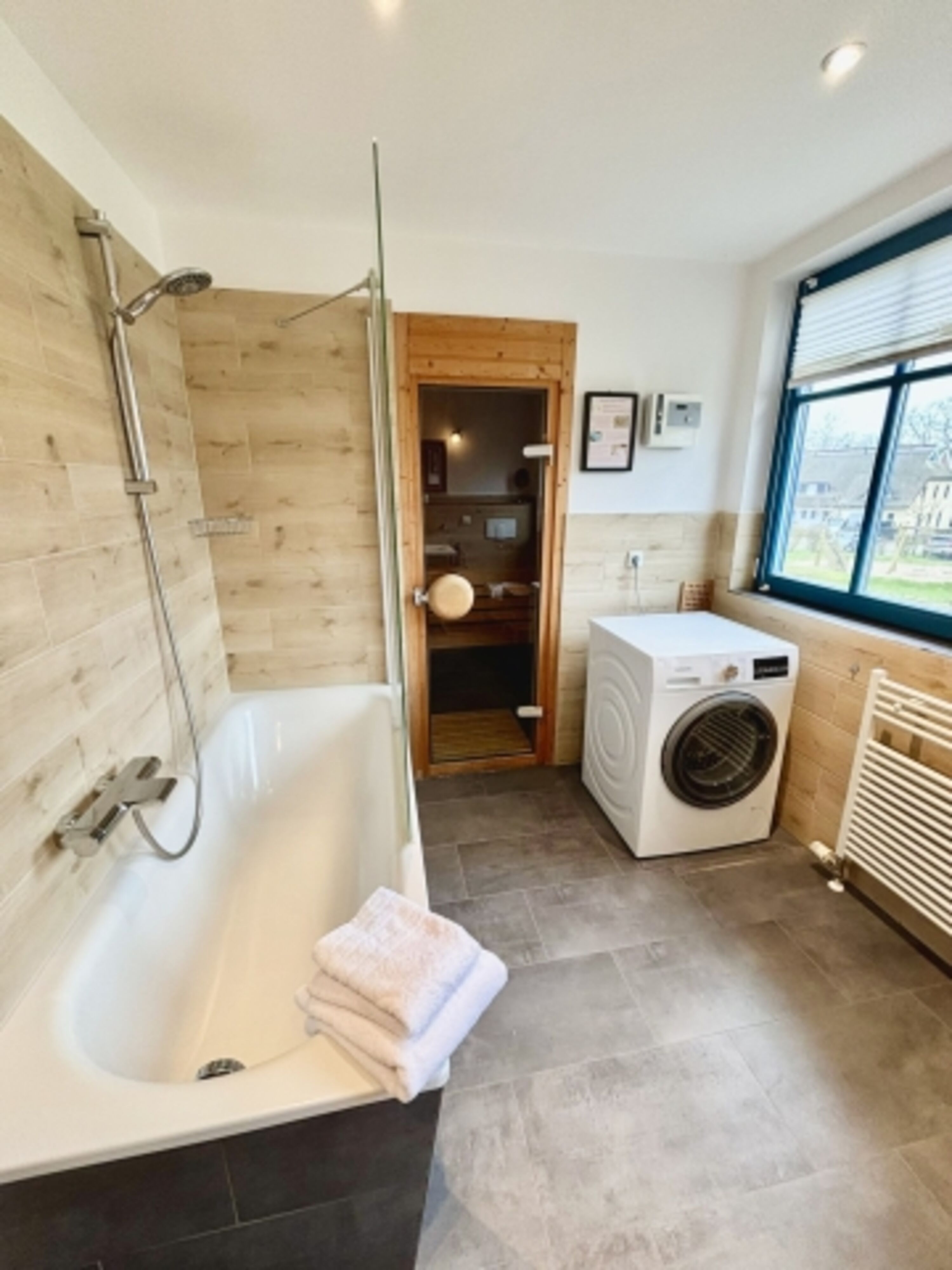 Badezimmer mit Sauna, Waschmaschine und Trockner