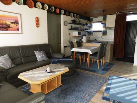 Wohnbereich mit Küchenzeile und Esstisch