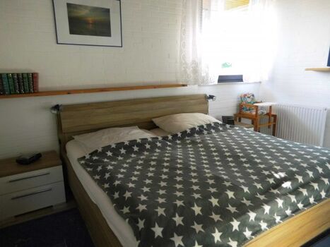 Schlafzimmer mit Doppelbett