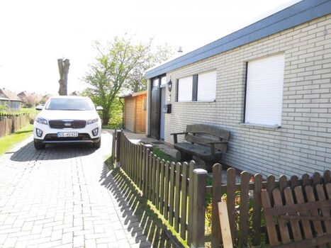 Frontansicht mit Einstellparkplatz