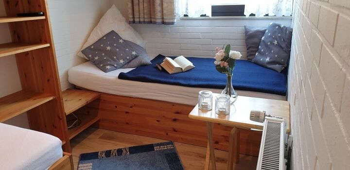 Schlafzimmer mit zwei Einzelbetten - Bett 2