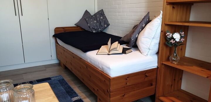 Schlafzimmer mit zwei Einzelbetten - Bett 1