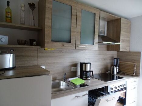 Küche mit Tür auf den Balkon