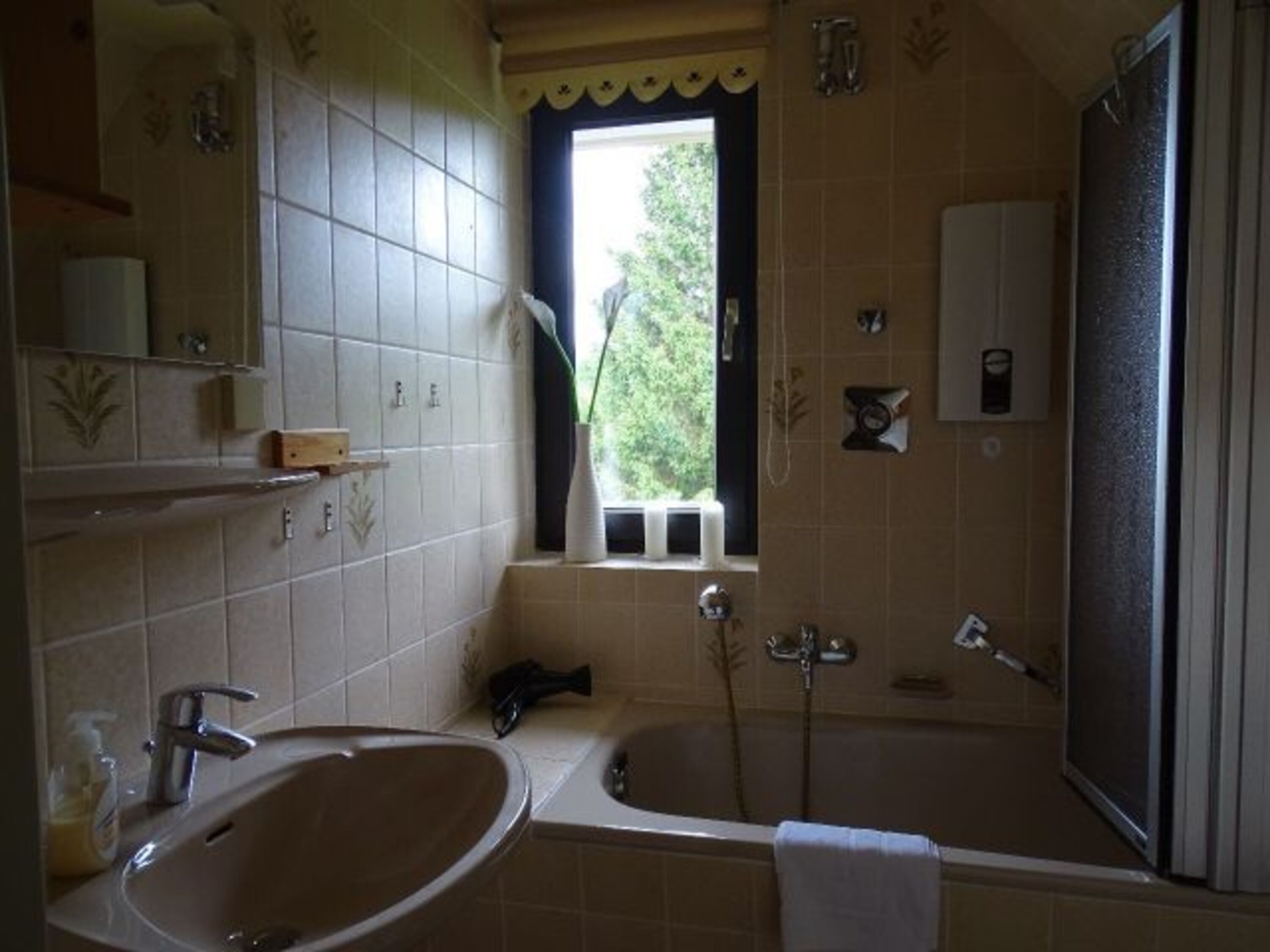 Bad mit Badewanne
