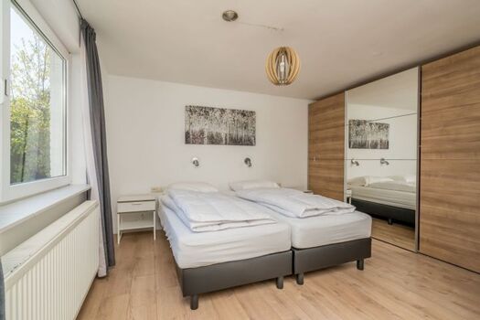 Schlafzimmer 1 mit Boxspringbetten und Kleiderschrank