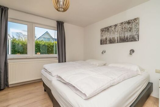 Schlafzimmer 1 mit Boxspringbetten und Kleiderschrank