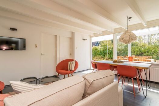 Die Sitzecke mit SMART TV mit vielen deutschen Sendern