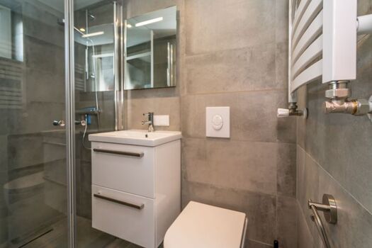 Badezimmer 2 mit Dusche, Waschbecken und Toilette