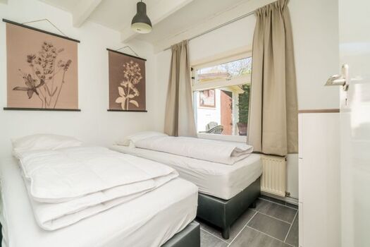 Schlafzimmer 2 mit 2 Einzelboxspringbetten und Kommode