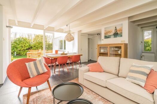 Das helle, gemütlich eingerichtete Wohnzimmer