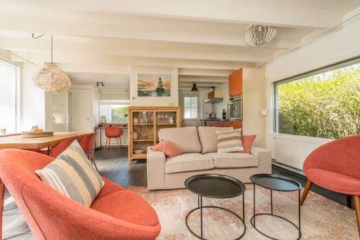 Das helle, geschmackvoll eingerichtete Wohnzimmer