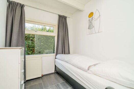 Schlafzimmer 3 mit 1 Einzelboxspringbett und Kommode