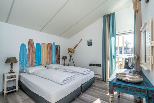 Schlafzimmer 1 mit Boxspringbetten und Kleiderschrank