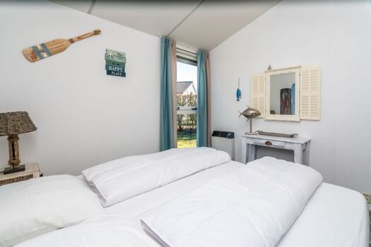 Schlafzimmer 2 mit 2 Boxspringbetten und Kleiderschrank