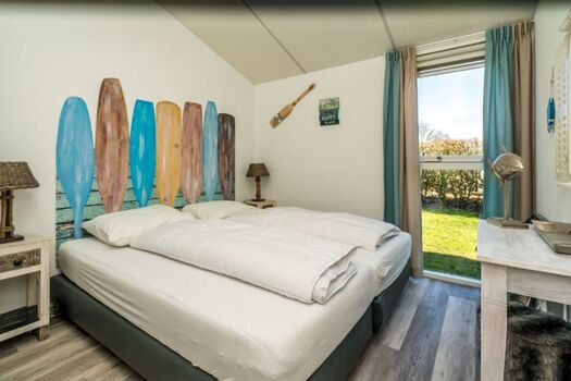 Schlafzimmer 2 mit 2 Boxspringbetten und Kleiderschrank