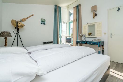 Schlafzimmer 1 mit Boxspringbetten und Kleiderschrank