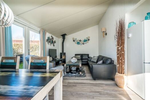 Das helle, gemütliche Wohnzimmer mit Kaminofen