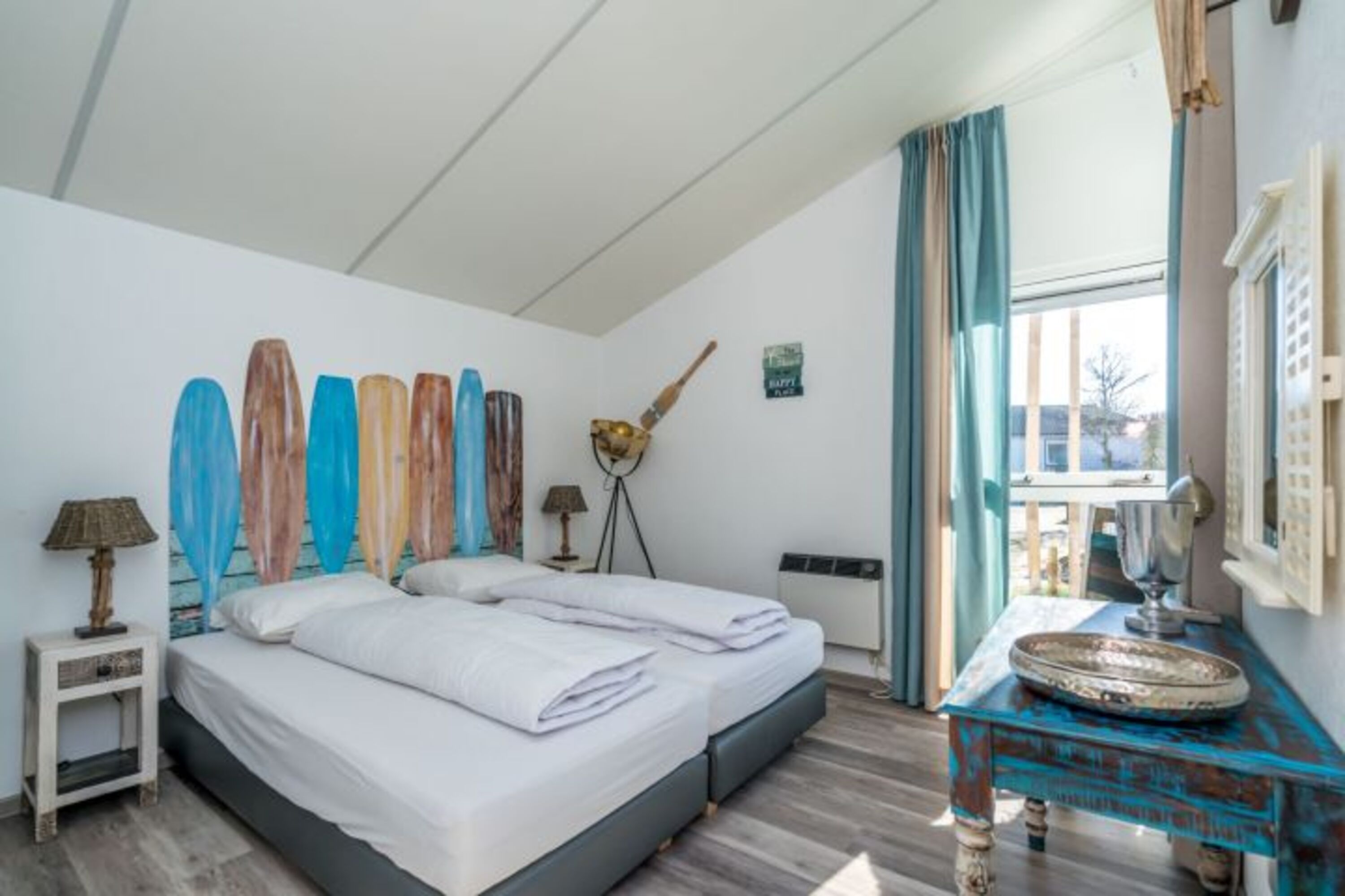 Schlafzimmer 1 mit Boxspringbetten und Kleiderschrank