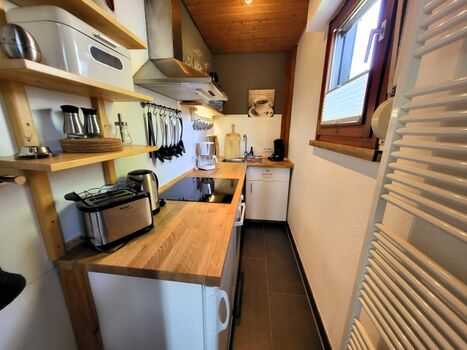 Kleine Küche mit guter Ausstattung (Geschirrspüler, Backofen, Senseo)