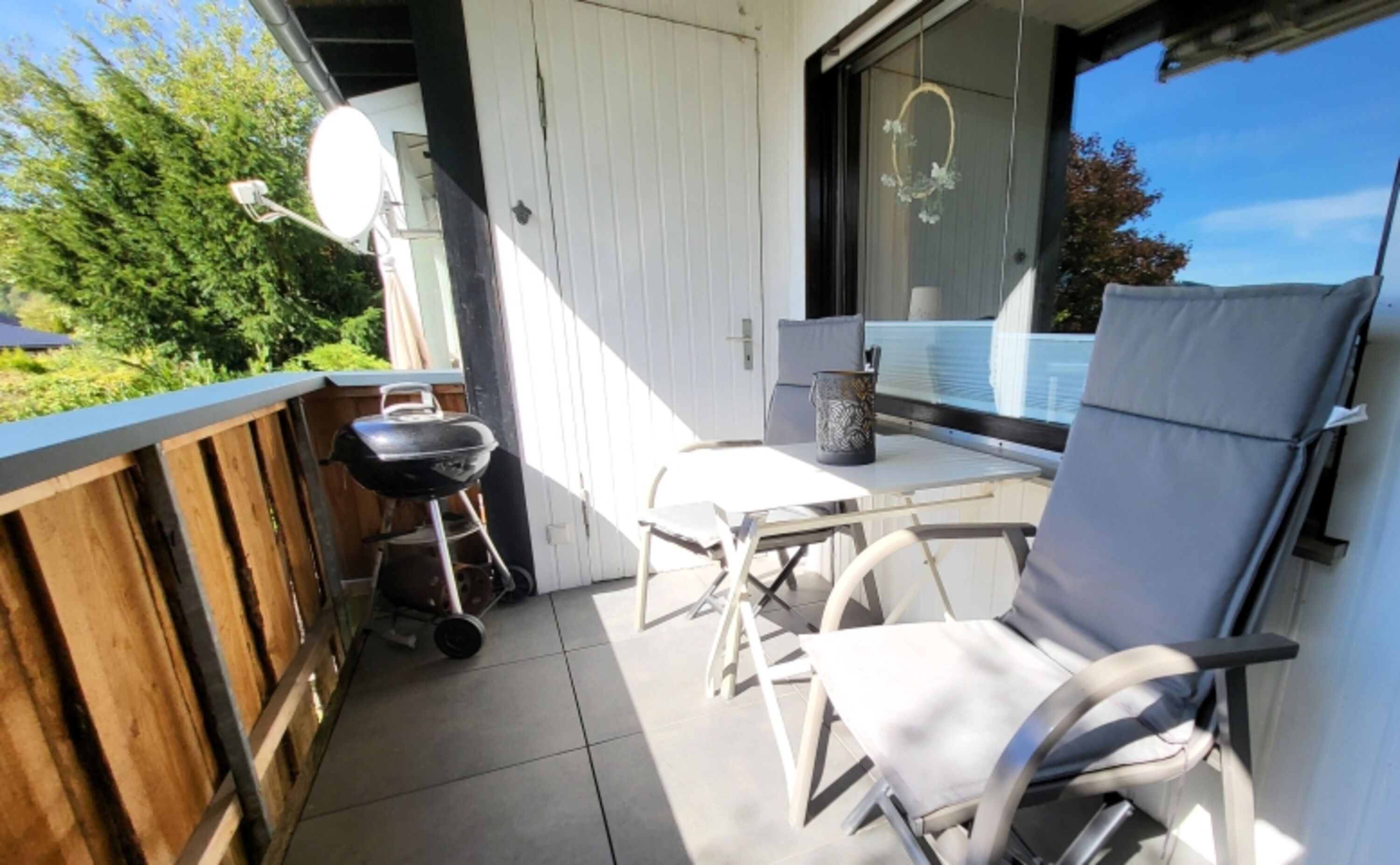 Grillen auf der überdachten Veranda
