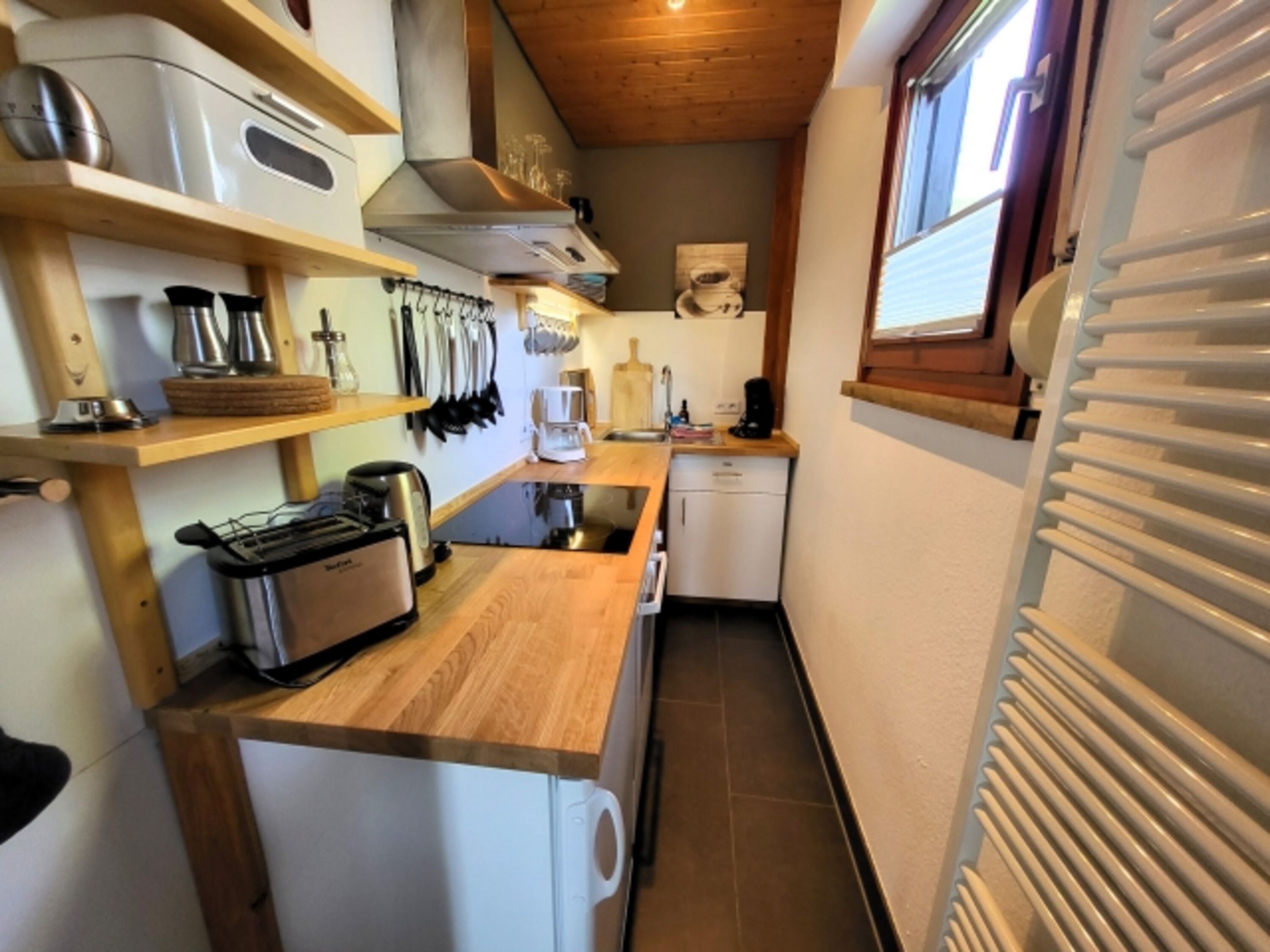 Kleine Küche mit guter Ausstattung (Geschirrspüler, Backofen, Senseo)