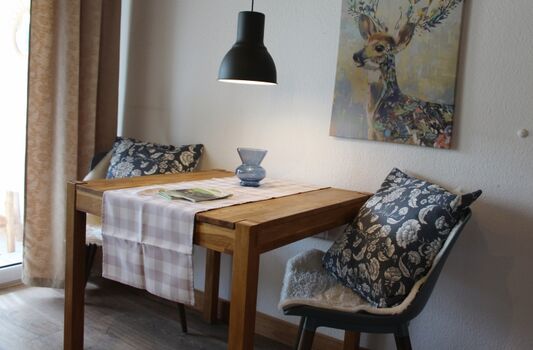 Massiver Essplatz für bis zu 3 Personen