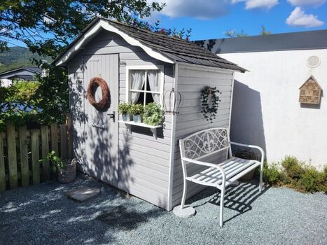 Ein Gartenhüttchen für Polsterauflagen und zum Anschauen 