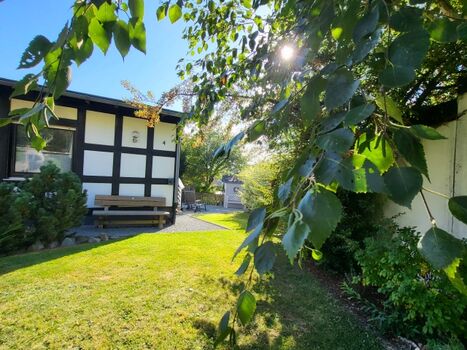 Der kleine Garten ist hundesicher eingezäunt. 