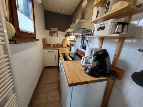 Kleine Küche mit Geschirrspüler und Backofen