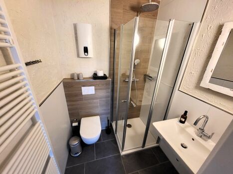 Das Bad wurde im April 25 komplett saniert. 