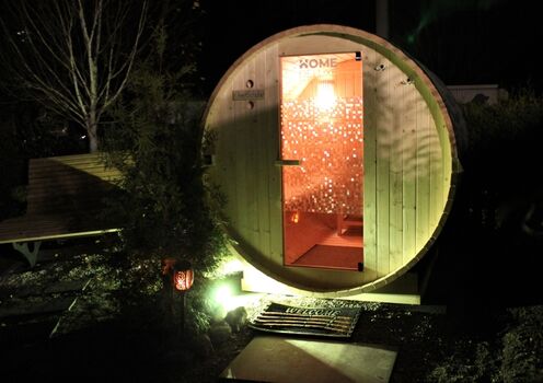 Die Fass-Sauna im Outdoor-Wellnessbereich