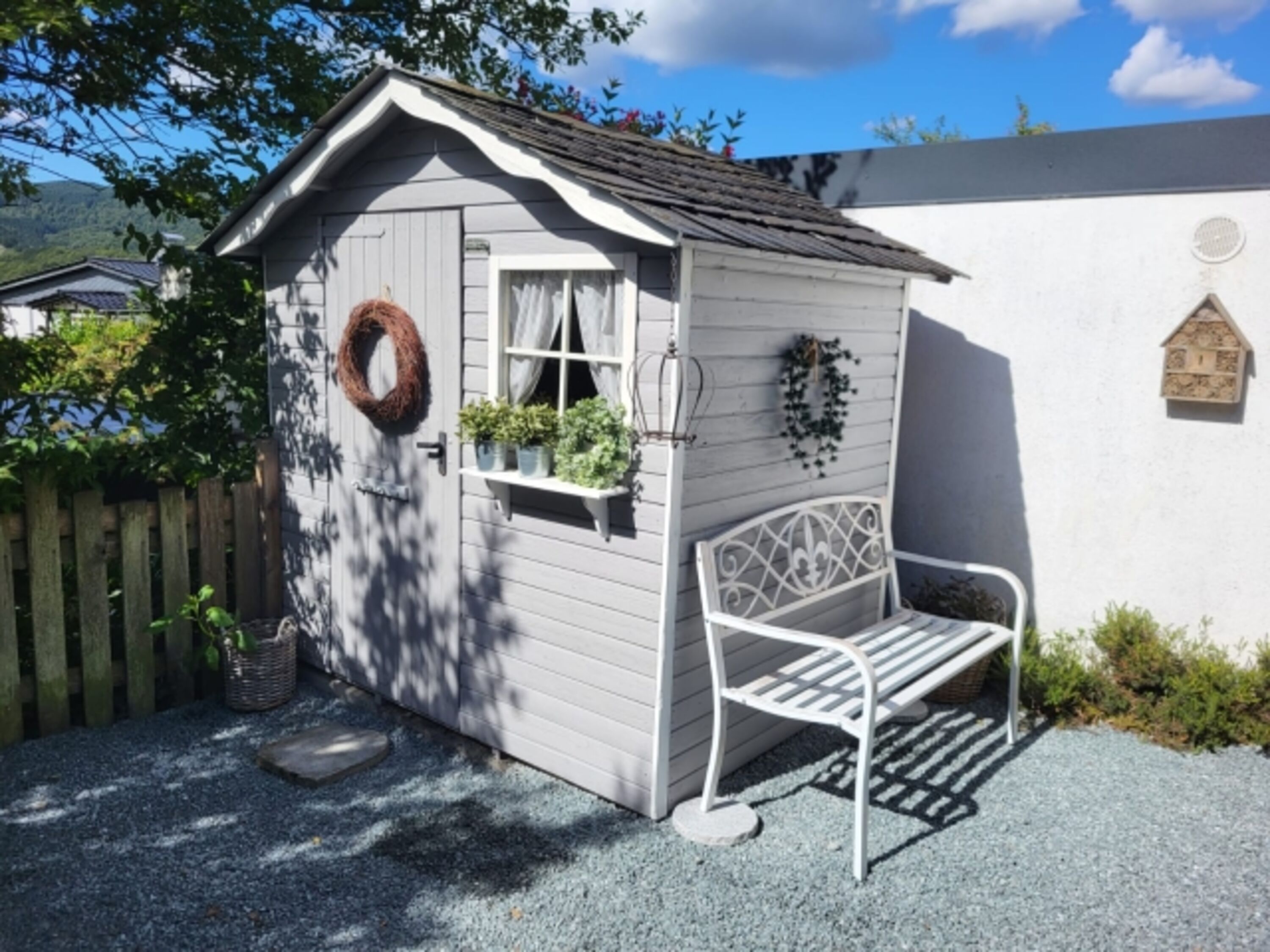 Ein Gartenhüttchen für Polsterauflagen und zum Anschauen