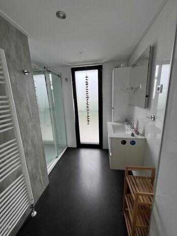 Bad mit Dusche und WC