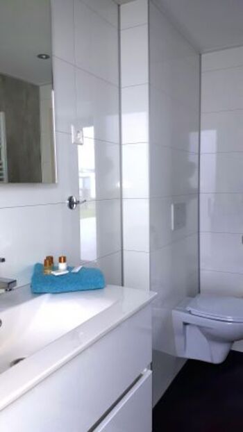 Bad mit Dusche und WC