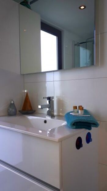 Bad mit Dusche und WC