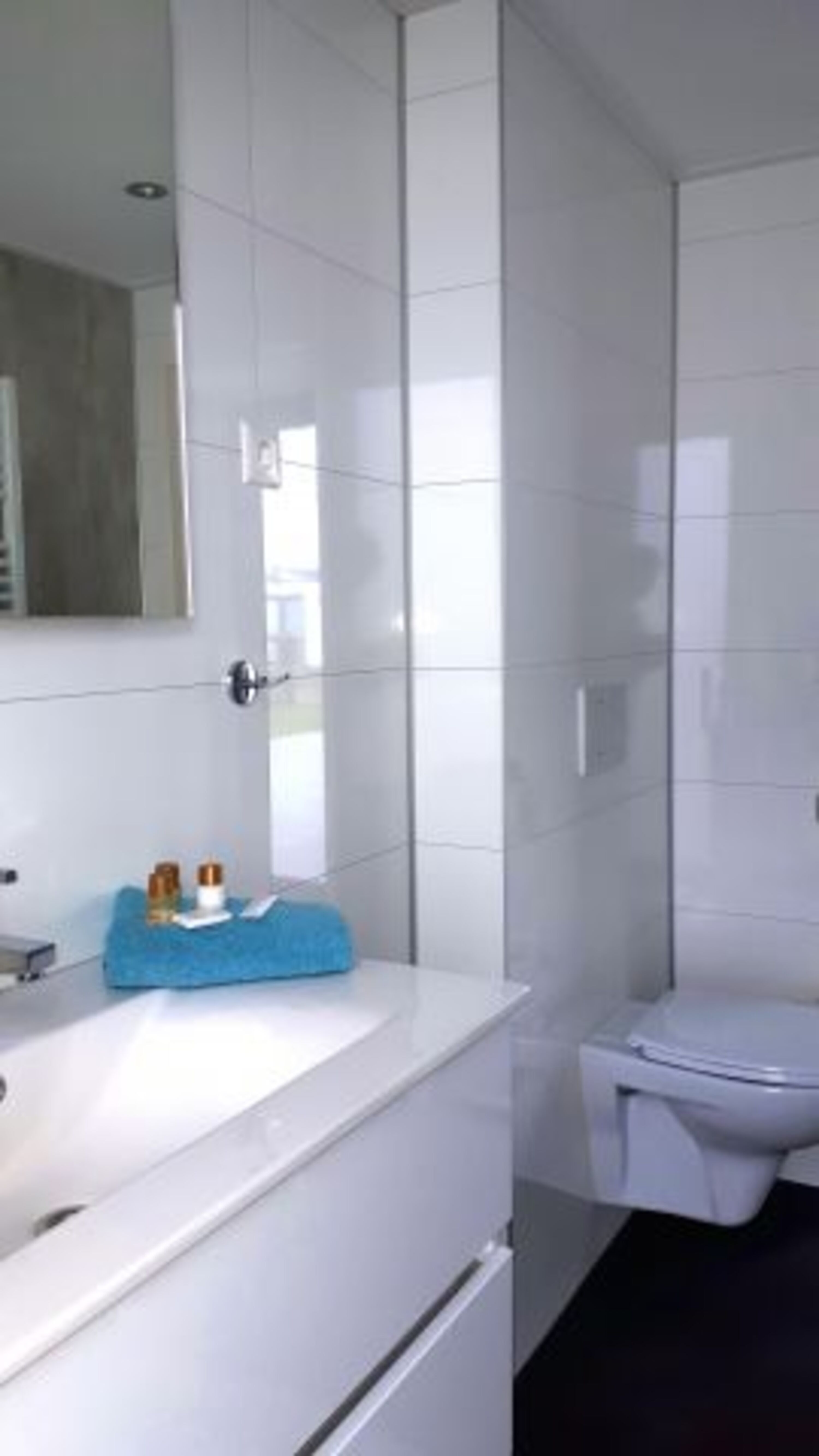 Bad mit Dusche und WC